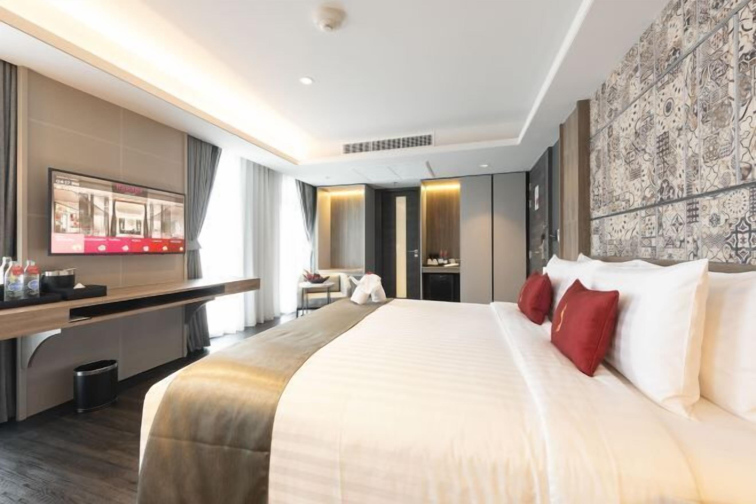 In-room safe, desk, blackout drapes, soundproofing