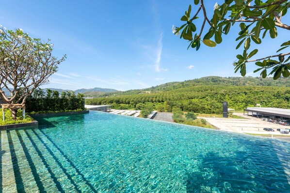 Außenpool, Sonnenschirme, Liegestühle