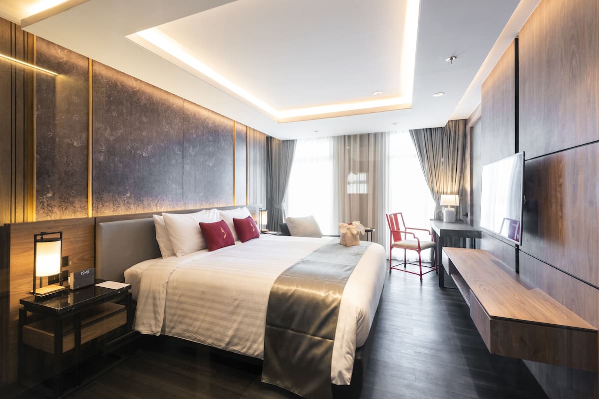 Suite, 2 Bedrooms, Non Smoking | In-room safe, desk, blackout drapes, soundproofing