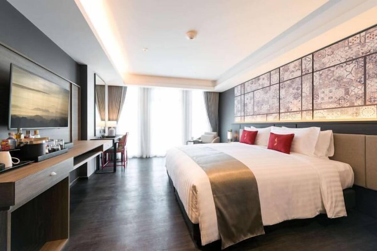 Cofres nos quartos, escrivaninha, cortinas blackout