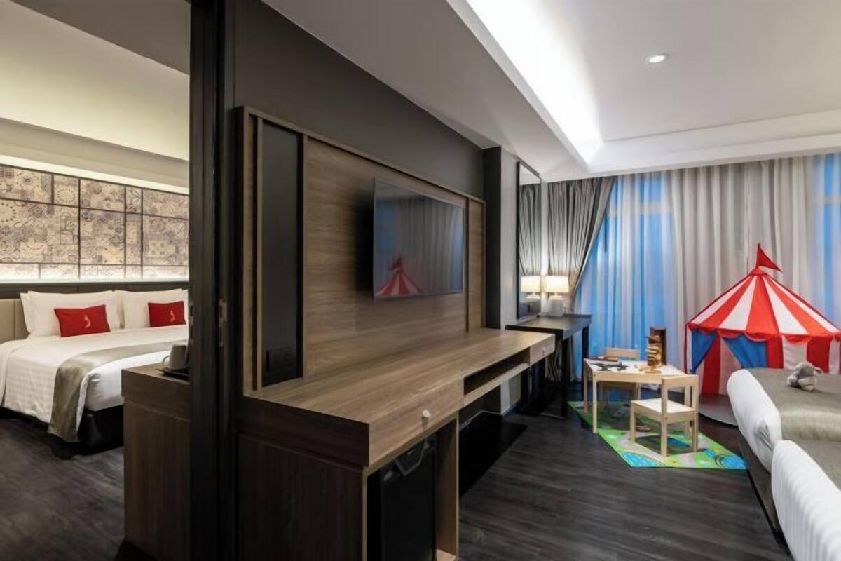 Cofres nos quartos, escrivaninha, cortinas blackout
