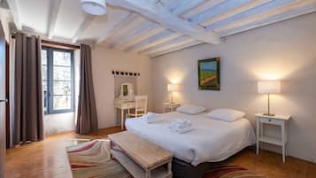 Familie bungalow, 2 slaapkamers, toegang tot zwembad, uitzicht op tuin | Donsdekens, individueel gedecoreerd, individueel gemeubileerd