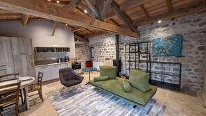 Bungalow – deluxe, 1 queensize-seng, peis, hageområde | Dundyner, individuelt dekorert, individuelt innredet og skrivebord