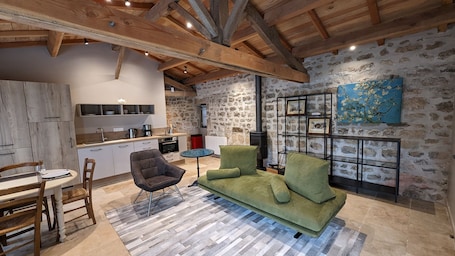 1 habitación, edredón, decoración personalizada y muebles diferentes