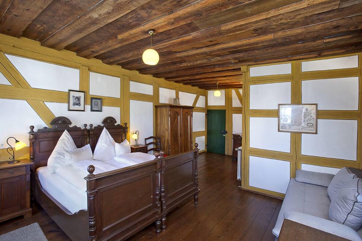 Quarto triplo | Cofres nos quartos, escrivaninha, cortinas blackout