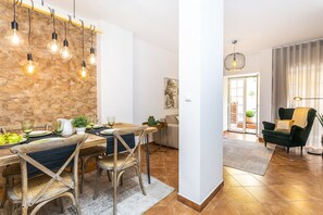 Apartamento, 1 quarto, no piso térreo (RC) | Sala de estar | TV LCD