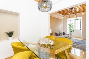 Apartamento, 2 quartos (2) | Sala de estar | TV LCD