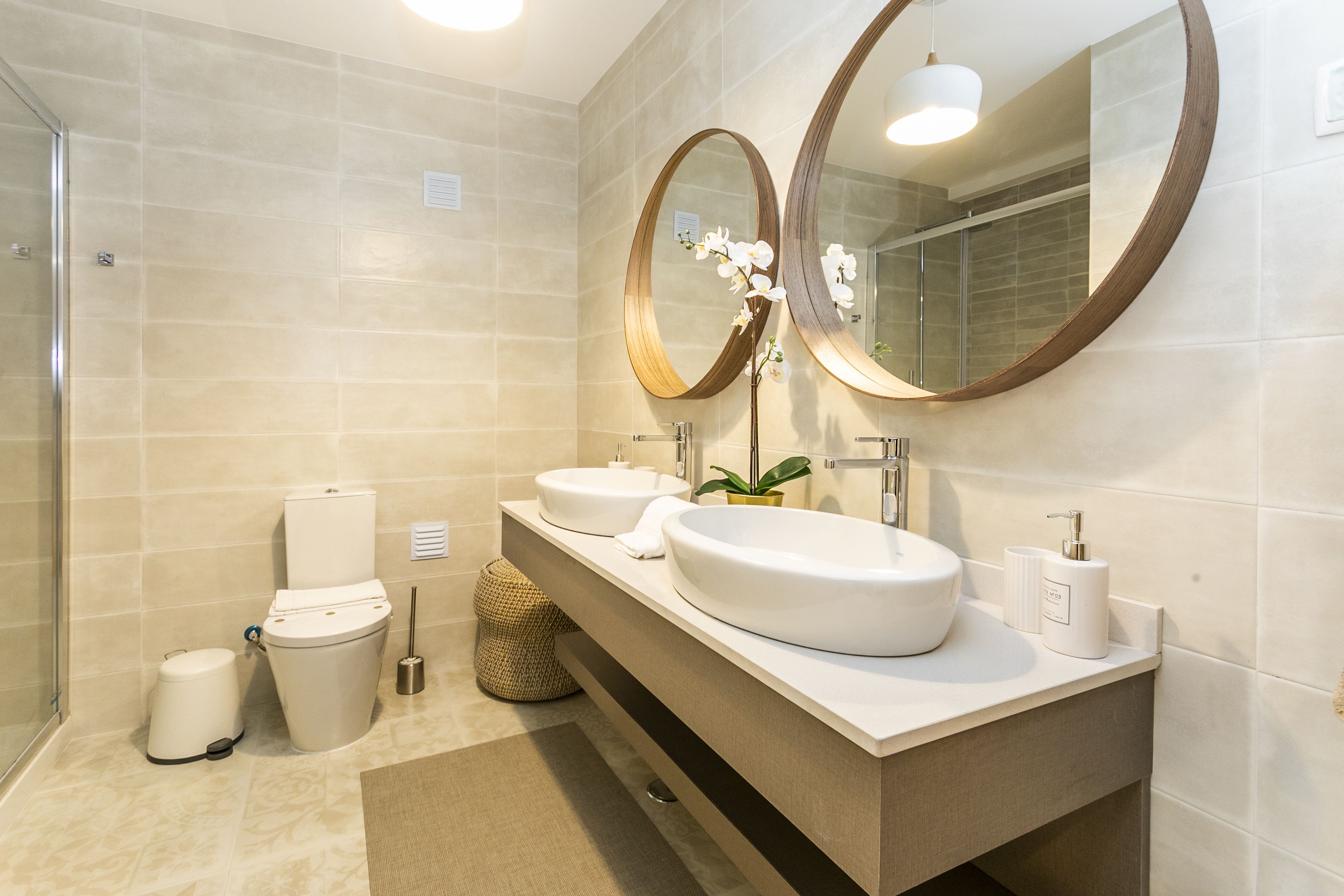 Apartment, 2 Bedrooms (3) | Bathroom | Shower, hair dryer, towels