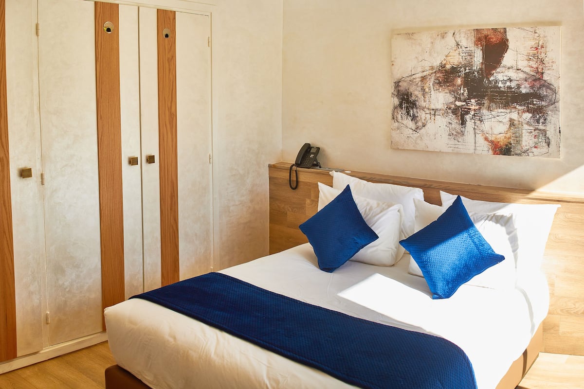 Standard Double Room | Peralatan tempat tidur premium, bar mini, peti besi dalam bilik, meja