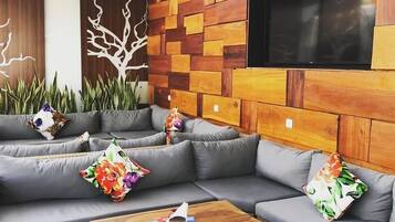 Breakfast, lunch, dinner served; international cuisine