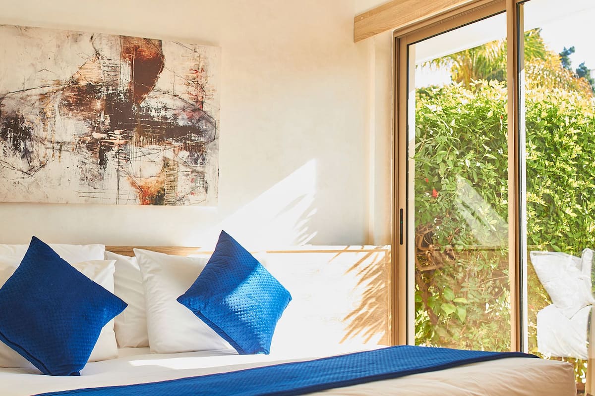 Double Room, Pool View | Peralatan tempat tidur premium, bar mini, peti besi dalam bilik, meja