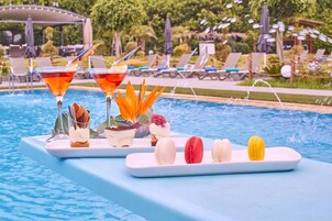 Outdoor pool, pool umbrellas, sun loungers