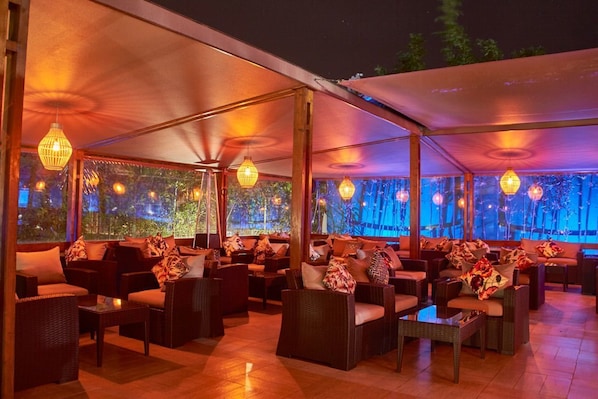 2 Bars/Lounges, Poolbar