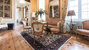 A room with wooden flooring, a large ornate mirror, and multiple upholstered chairs. - Skjoldenæsholm Hotel og Konferencecenter (Ringsted)
