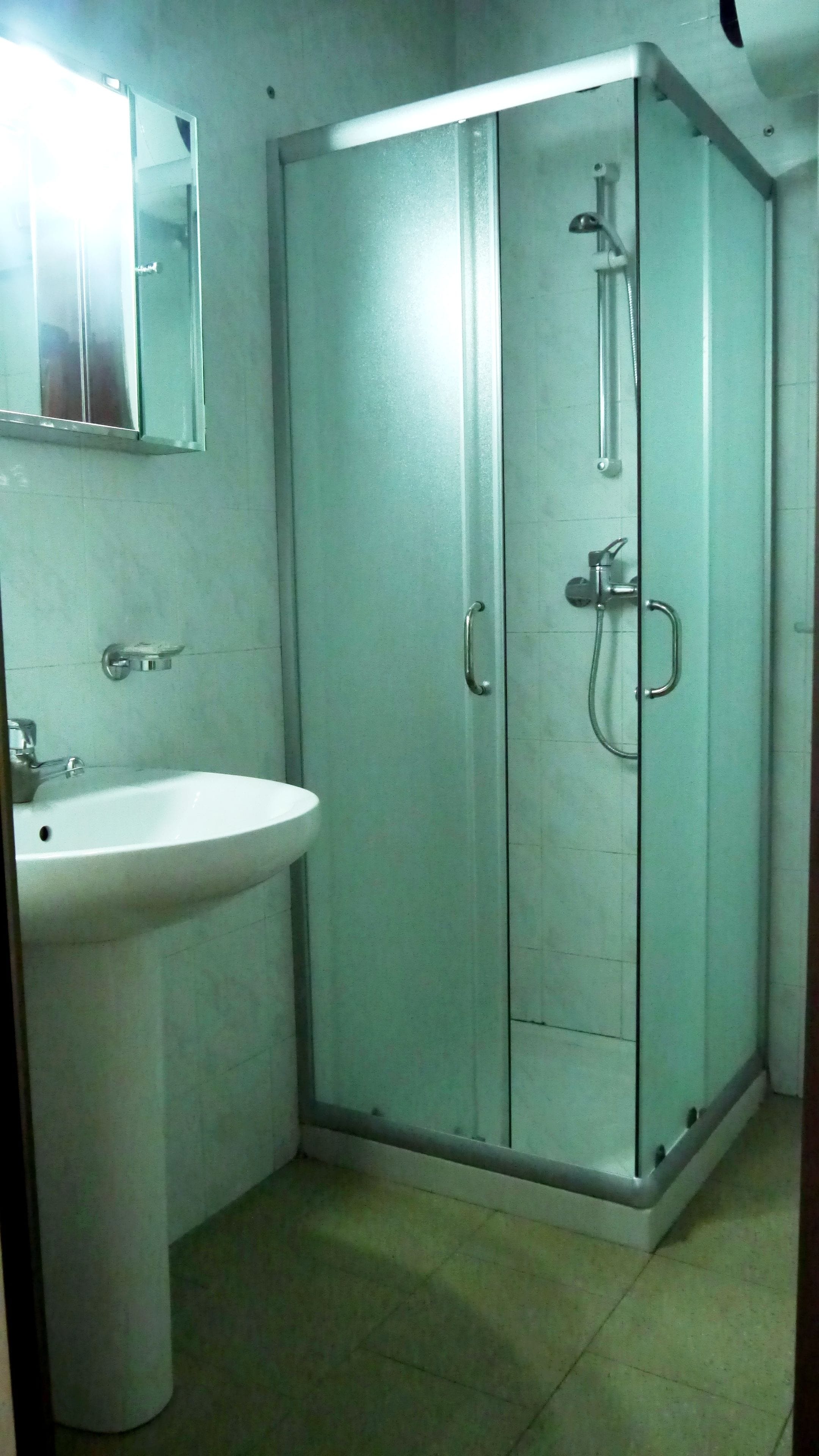 shower, rainfall showerhead, free toiletries, hair dryer