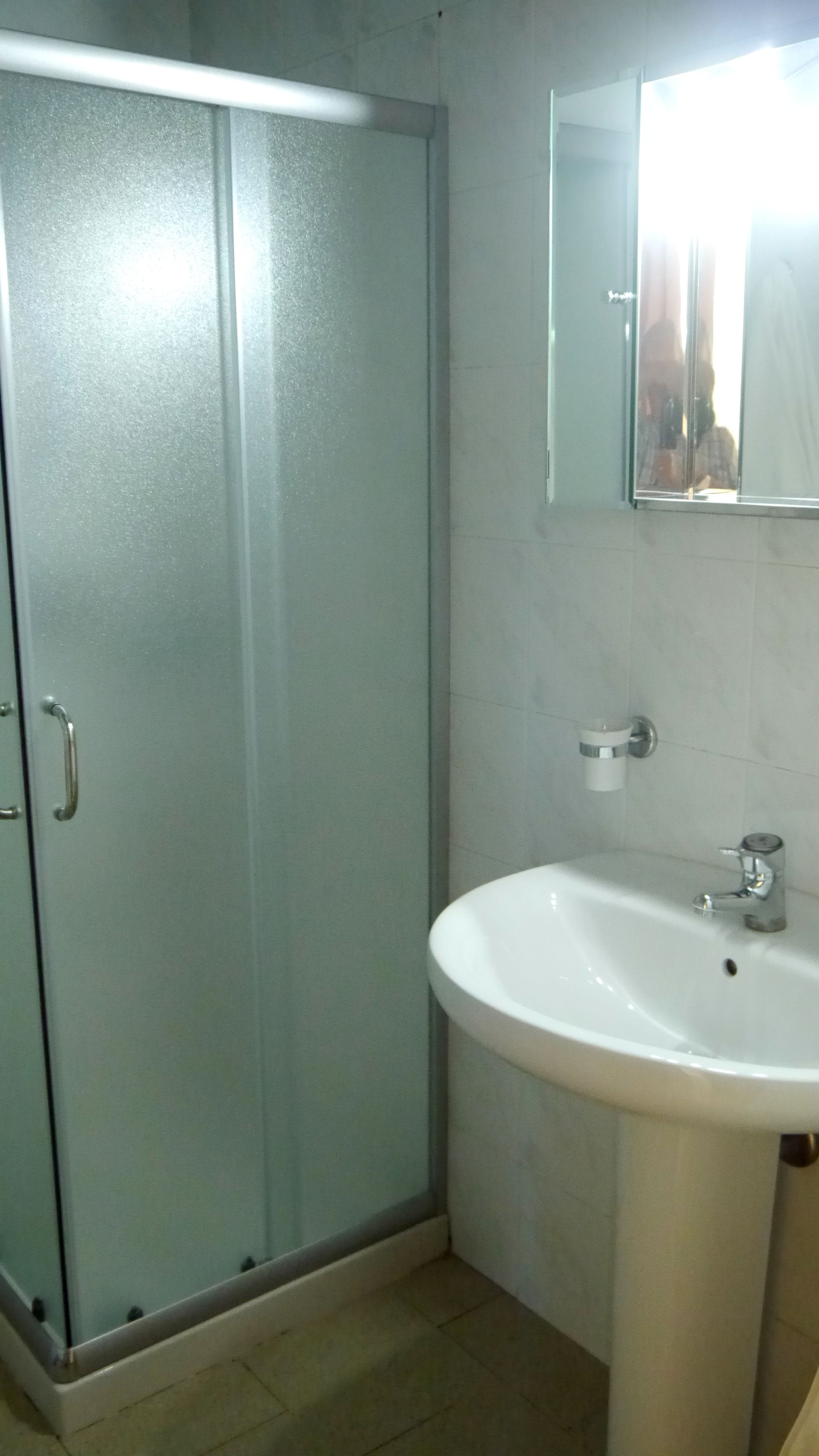 single room | bathroom | shower, rainfall showerhead, free toiletries, hair dryer