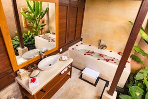Exclusieve villa, 1 slaapkamer, uitzicht op tuin | Badkamer | Een aparte badkuip en douche, een diep bad, een regendouche