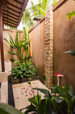 Exclusive Villa, 1 Bedroom, Garden View | Bathroom shower