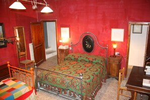 Apartamento Confort, baño privado, vistas a la colina | 1 dormitorio, decoración individual, mobiliario individual y escritorio