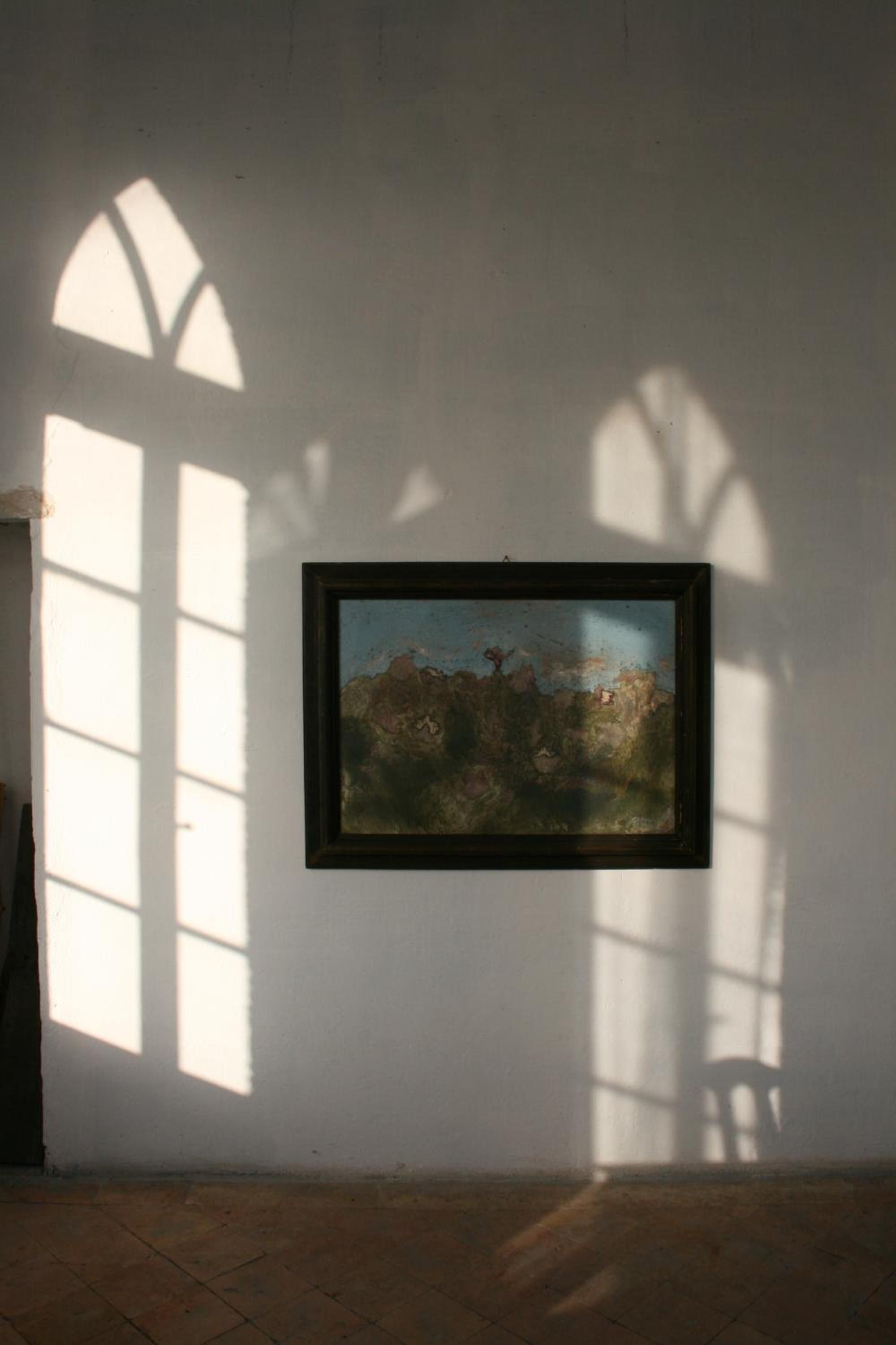 Ein gerahmtes Kunstwerk an einer Wand, beleuchtet durch Schatten eines Fensters.