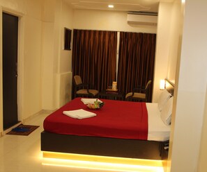 Desk, soundproofing, free WiFi - Choice Classic Hotel (Pune)