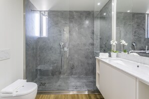 Apartment, 2 Bedrooms (3E) | Bathroom | Shower, hair dryer, towels - LxWay Apartments Alcântara Luxury (Lisbon)