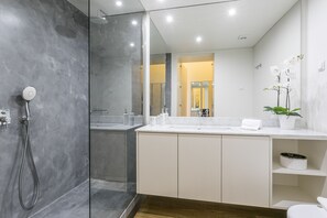 Apartamento, 2 habitaciones (1E) | Baño | Ducha, secador de pelo y toallas