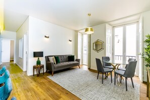 Apartment, 2 Bedrooms, Non Smoking (2E) | Living room | Flat-screen TV