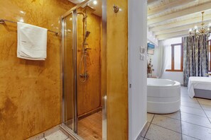 Suite estudio Deluxe | Baño | Ducha, cabezal de ducha tipo lluvia, secador de pelo y toallas