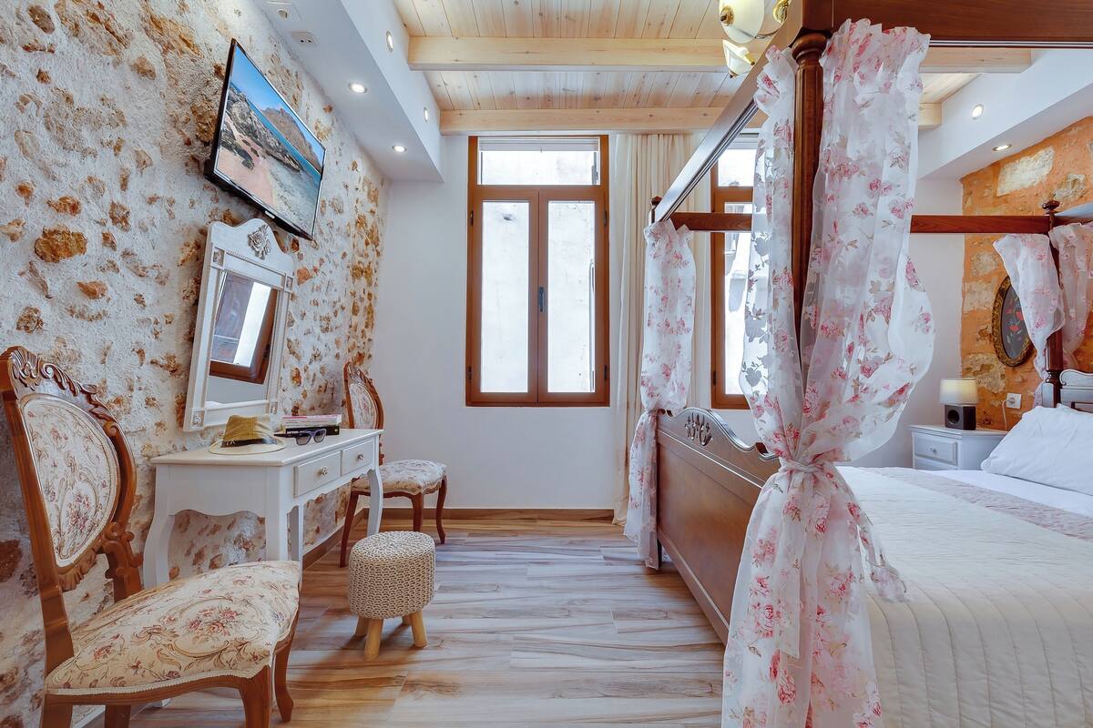 ميني بار وتجهيزات عازلة للصوت ومكواة/لوح كي وواي فاي مجانًا