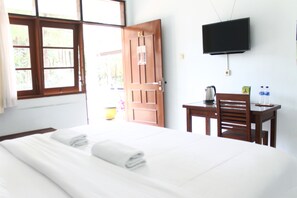 Basic Double or Twin Room | Desk, free WiFi - Roemah YWI (Batu)