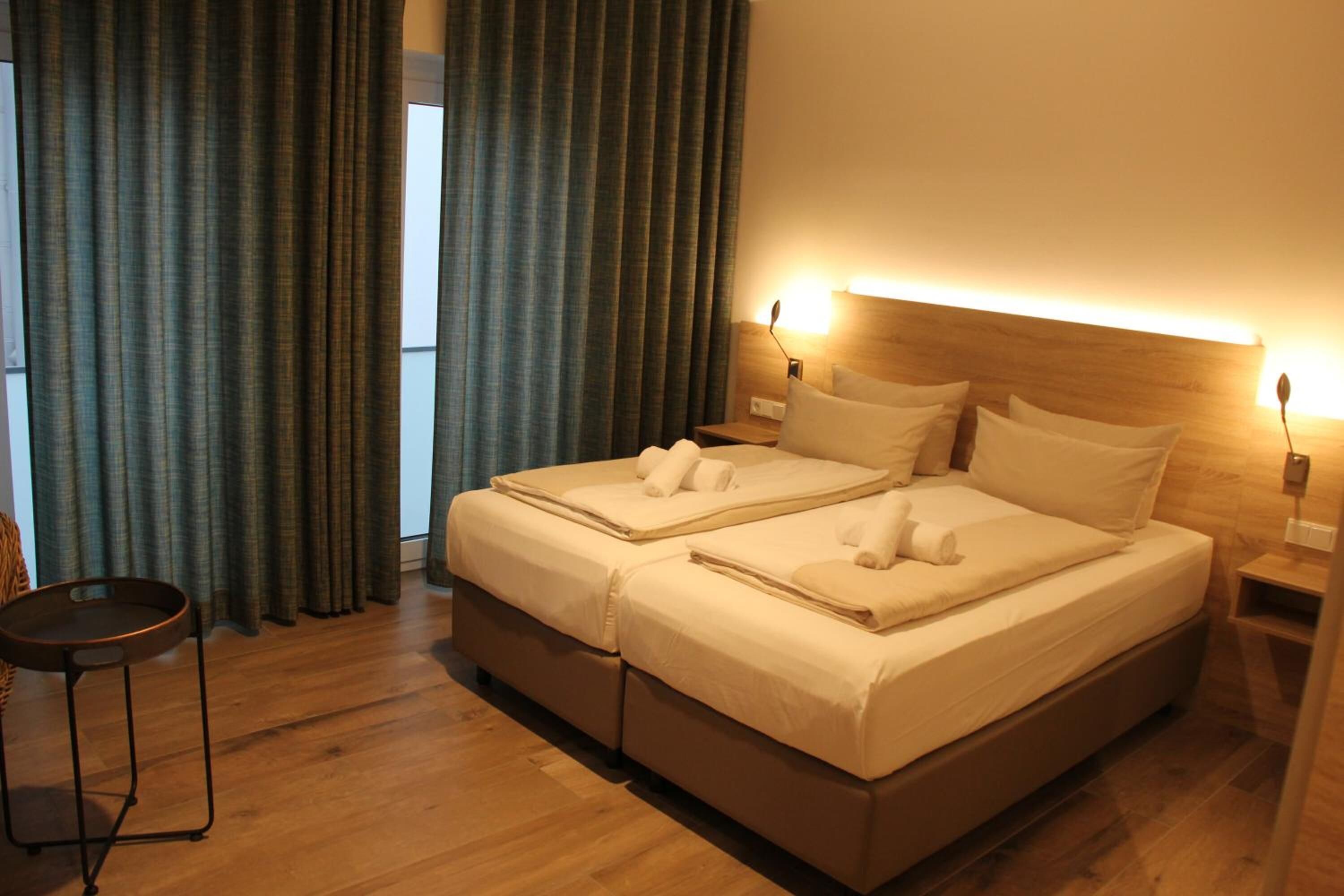 1 bedroom, hypo-allergenic bedding, desk, soundproofing