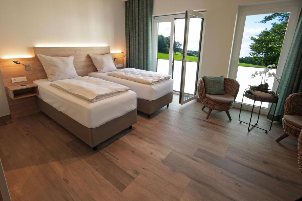 1 bedroom, hypo-allergenic bedding, desk, soundproofing