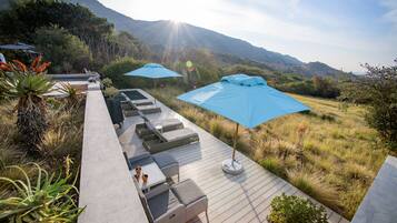 Außenpool, Sonnenschirme, Liegestühle