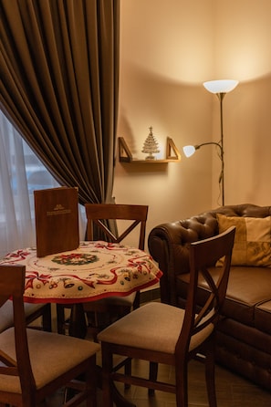 Căn hộ Cao cấp | Bộ đồ giường cao cấp, nệm Select Comfort, két bảo mật tại phòng 