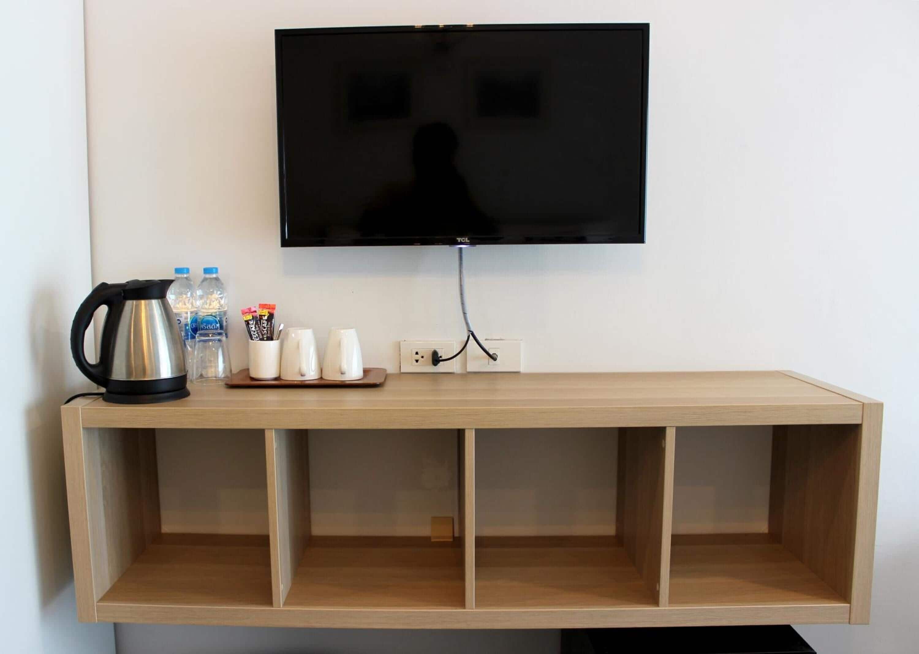 客房内保险箱、办公桌、笔记本电脑工作区、遮光窗帘