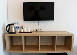 In-room safe, desk, laptop workspace, blackout curtains - V One Pride - Sukhumvit 22 Bangkok (Bangkok)