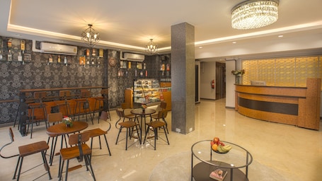 Se sirven desayunos, almuerzos y cenas; cocina local e internacional