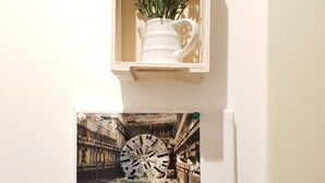 A wall-mounted picture of a street scene with a clock and the text "METRO 1". - Apartamento À Francos Metro 1 (Porto)