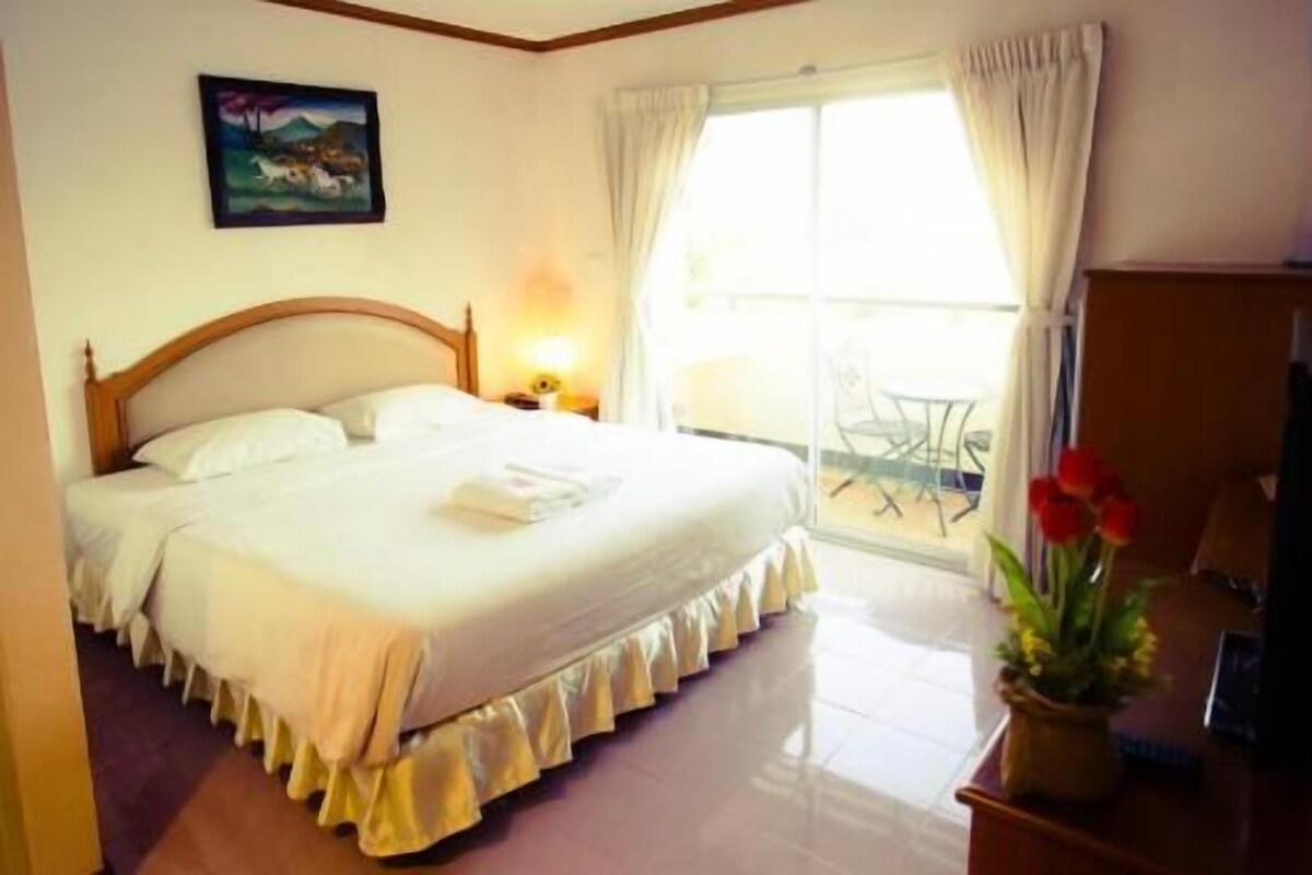 Rollaway beds (surcharge), WiFi (free), bed sheets