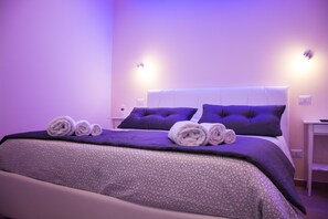 Double Room, 1 Queen Bed | Premium bedding, desk, soundproofing, free WiFi - Croce Nivera (Vibo Valentia)