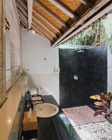 Ocean View Room | Bathroom | Shower, rainfall showerhead, free toiletries, hair dryer