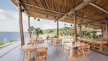 Melayani sarapan, makan siang, makan malam; dengan pemandangan pantai