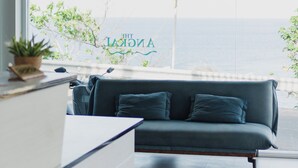 Una sala de estar moderna con un sofá y vista al mar.