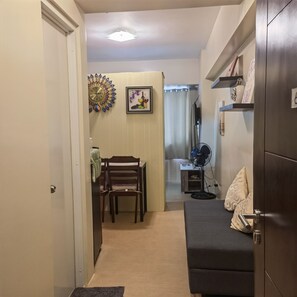 Roupas de cama premium, escrivaninha, espaço de trabalho para notebook