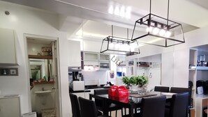 T2 STUDIO D 14TH FL | 高級寢具、書桌、筆電工作空間、遮光布/窗簾