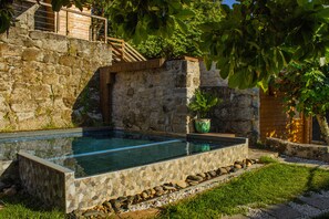 Una piscina al aire libre de temporada