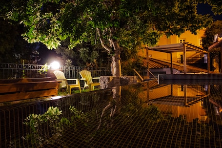 Una piscina al aire libre de temporada