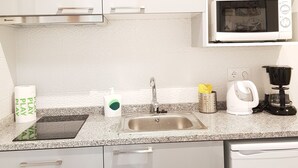 Căn hộ, 1 phòng ngủ, hiên | Bếp nhỏ riêng | Tủ lạnh, lò vi sóng, bếp nấu, dụng cụ nấu nướng/bát dĩa/dao nĩa 