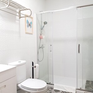 Apartment, 1 Bedroom, Terrace | Bathroom | Shower, towels